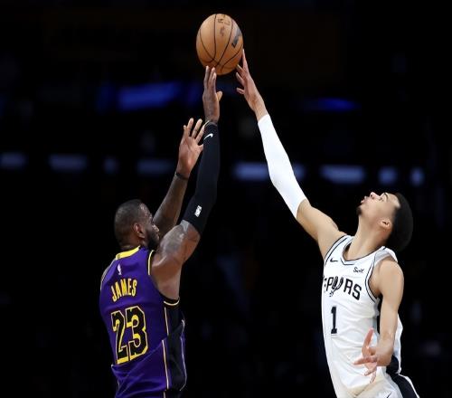 江山代有才人出8分鐘砍25分：文班亞馬“接棒”詹姆斯不遠了