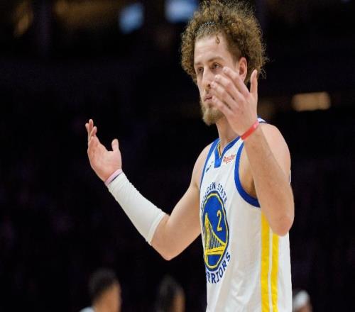 勇士慘敗馬刺！三首發(fā)齊發(fā)揮卻空砍，波杰主導(dǎo)敗局，三將狂鐵！