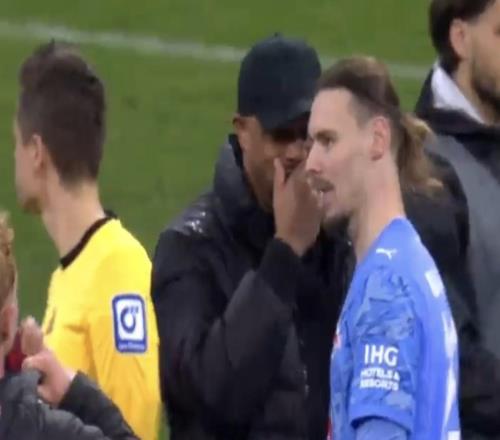 聊啥呢，孔帕尼賽后和萊比錫門將、同胞范德沃特竊竊私語