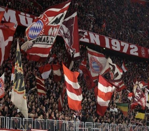 拜仁vs萊比錫上半場(chǎng)看臺(tái)發(fā)生緊急醫(yī)療情況，助威活動(dòng)因此暫停