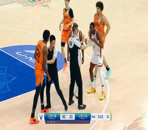 決賽變鬧??！多次爆沖突，CBA杯決賽：上海衛(wèi)冕，山西6人5犯罰下