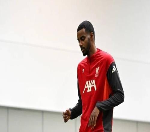 康復進行中，利物浦官方曬伊薩克在室內進行個人訓練照片