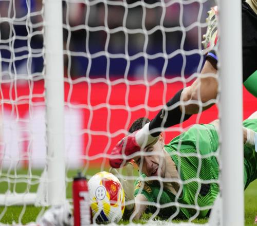 巴薩和馬競都曾擔憂場地條件，開場不久后霍安便停球失誤丟球