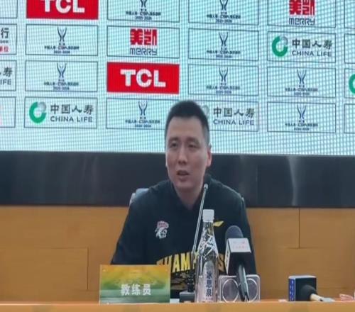 上海奪冠！盧偉談外援狀態(tài)調(diào)整+小將鍛煉，洛夫頓強調(diào)努力團結(jié)！