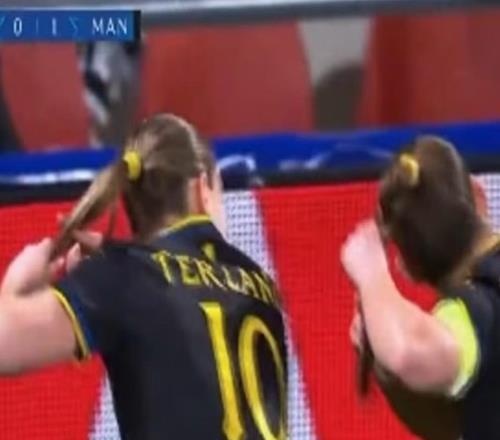 調侃蓄發(fā)哥，曼聯(lián)女足進球后做出“剪頭發(fā)”的慶祝動作