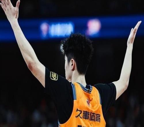 白邊：隨著偰李永煒愈發(fā)出色我出場時(shí)間更多了盧偉指導(dǎo)非常信任我