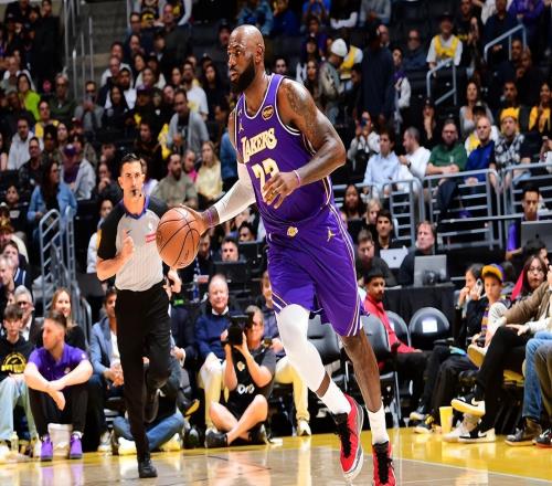 狂勝20分！湖人三殺獨(dú)行俠，詹姆斯一戰(zhàn)連創(chuàng)9大神跡，2大悍將傷退