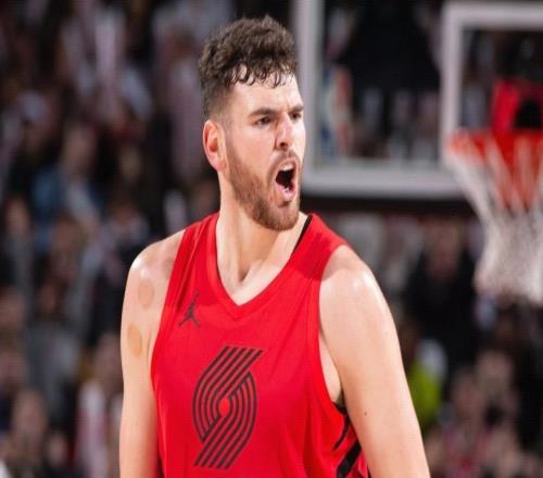 制霸籃板還有小策應(yīng)，克林根轟下23分18板7助3帽，正負(fù)值+21