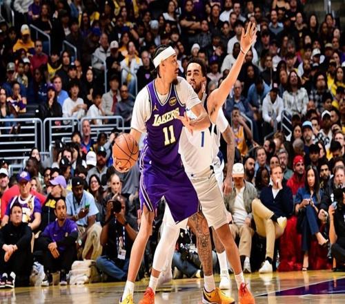 面對(duì)獨(dú)行俠打出了攻守兼?zhèn)涞谋憩F(xiàn)！湖人替補(bǔ)中鋒的狀態(tài)相當(dāng)驚人