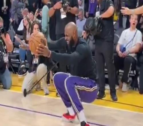 魔性，對(duì)獨(dú)行俠賽前熱身詹姆斯舞蹈后助攻海斯空接扣籃