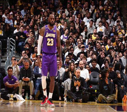 詹姆斯41歲轟三雙創(chuàng)5大神跡：歷史第一人+湖人隊(duì)史第二比肩魔術(shù)師