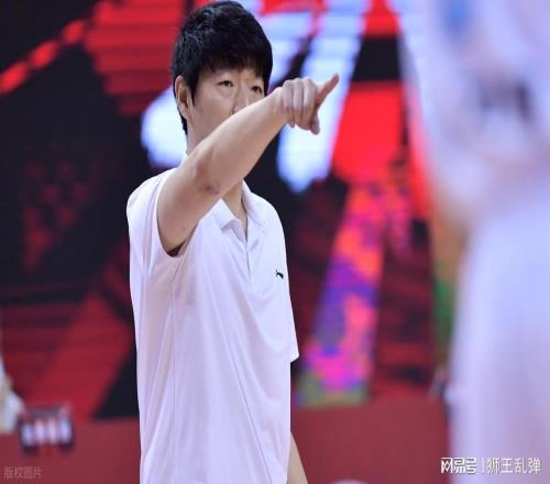 季軍到手，邱彪?yún)s笑不出來(lái)，山東男籃終于等來(lái)“敢罵人的教練”