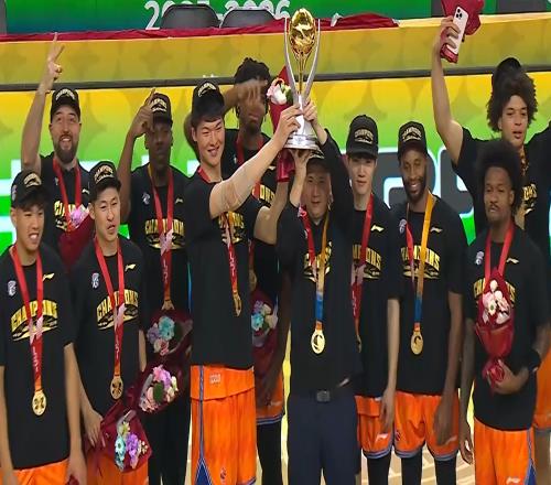 200萬獎金到手！上海隊蟬聯(lián)冠軍，洛夫頓MVP王哲林笑得很開心