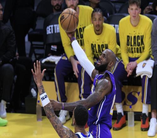 湖人勝獨行俠，詹姆斯創(chuàng)3大第一神跡，前無古人！海斯比艾頓好用