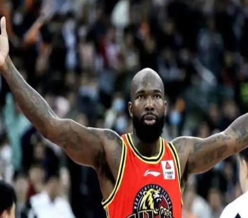 瓊斯社媒發(fā)文！未收到好的報(bào)價(jià)，正在保持訓(xùn)練，承諾承擔(dān)更多責(zé)任