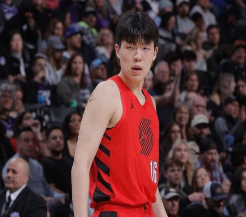 略顯尷尬，楊瀚森禁區(qū)內(nèi)近距離勾手結(jié)果三不沾