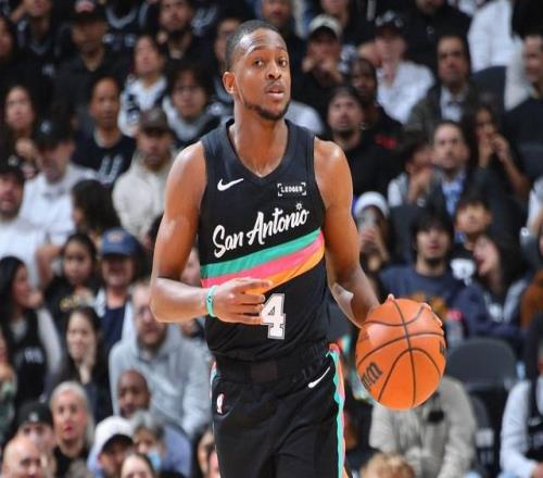 Shams：福克斯頂替字母哥參加全明星正賽，后者仍處于養傷階段