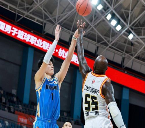 還認(rèn)不清現(xiàn)實(shí)超級(jí)外援不向弗格學(xué)習(xí)，很難重返CBA了