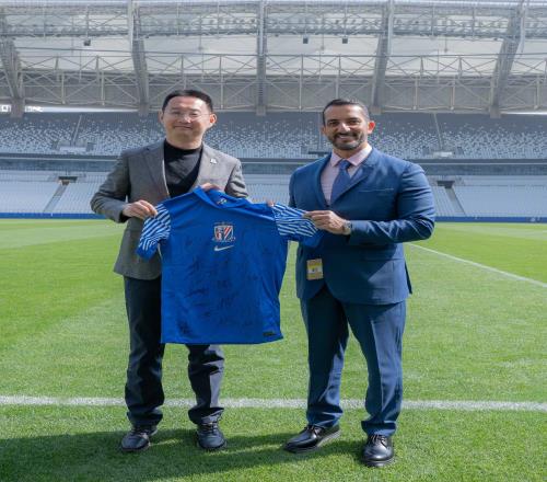 阿聯(lián)酋沙迦副酋長(zhǎng)率團(tuán)拜訪上海申花，申花方面贈(zèng)送球衣+簽名足球
