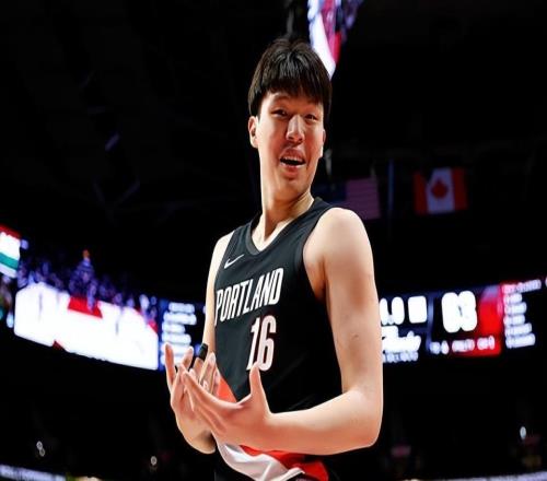 楊瀚森為什么遲遲無(wú)法在開拓者站穩(wěn)腳跟，因?yàn)閷?shí)在是太“慢”了