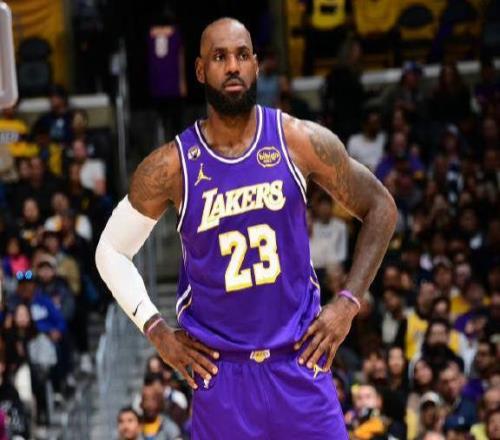 28分10籃板12助攻，詹姆斯超越馬龍，成為NBA最老的三雙球員！