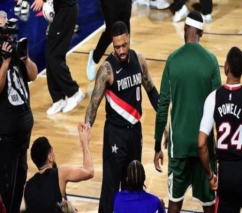 利拉德談布克決賽表現：我一直在祈禱他投丟