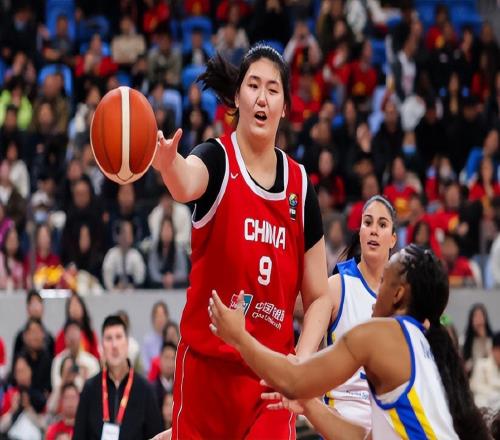 30分鐘15中13！張子宇無愧女籃核武18歲2.26米宮魯鳴用心呵護