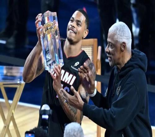 喜提10.5萬巨獎(jiǎng)！年薪195萬飲水機(jī)躺贏扣籃賽全程無亮點(diǎn)皆是尿點(diǎn)