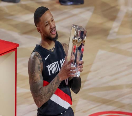 大傷未復(fù)出卻奪魁，利指導(dǎo)4年3冠比肩大鳥，招牌戴表+經(jīng)典凡爾賽