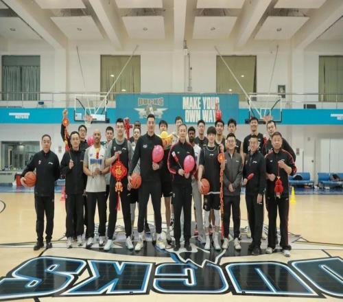 北京首鋼籃球俱樂部給大家拜年啦！