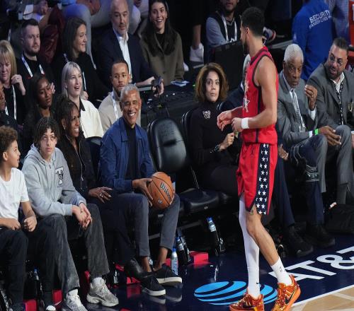 籃球鐵粉！奧巴馬現(xiàn)身全明星前排觀賽