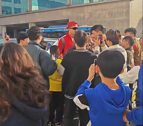 溫馨！廣東隊(duì)外援逛街，被一堆球迷圍著簽名，真的簽不完