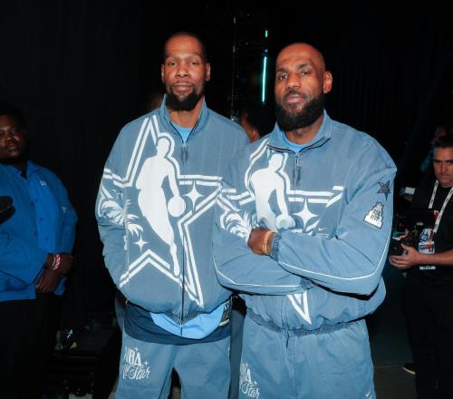 合砍27+10+7！這或是詹杜庫最后的合體，老詹祝中國球迷新年快樂