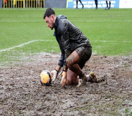 因場地過于泥濘，狼隊對格林斯比的足總杯被吐槽如“諾曼底登陸”