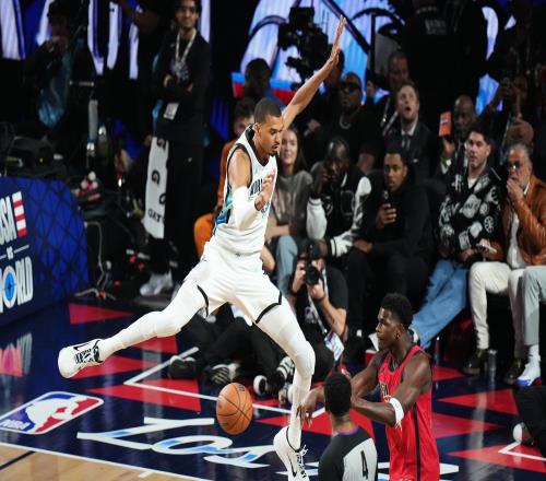 必須真打！文班開場轉(zhuǎn)身暴扣+三分，隨后又飛身干擾對手投籃