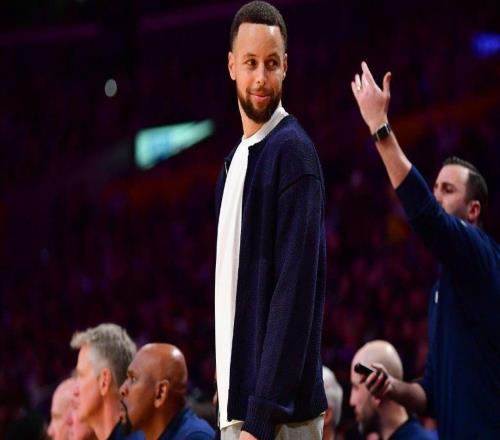 勇士斯蒂芬?guī)炖镌谌餍琴惽坝贜BC的NBA直播間投籃，技驚四座