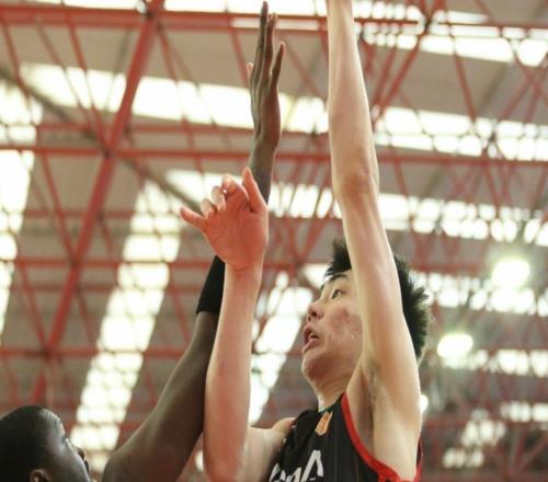 球隊(duì)贏1分！余嘉豪正負(fù)值+19！內(nèi)線統(tǒng)治力拉滿，打西乙全程拿捏！