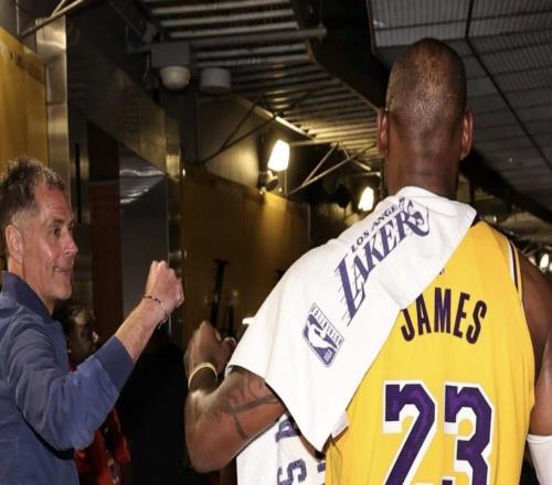 記者：如果詹姆斯想再打一個(gè)賽季，湖人隊(duì)會(huì)非常歡迎他回歸