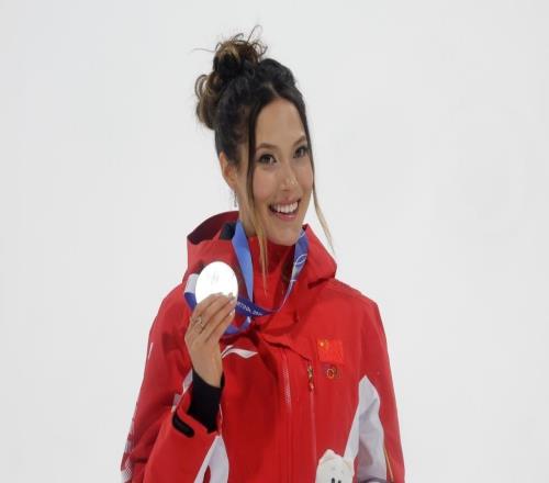 體壇聯(lián)播巴薩1比2赫羅納讓出榜首，谷愛凌大跳臺再摘一銀