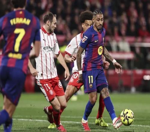 巴薩中柱失點(diǎn)+被絕殺！1比2遭赫羅納逆轉(zhuǎn)，皇馬笑納大禮登頂西甲