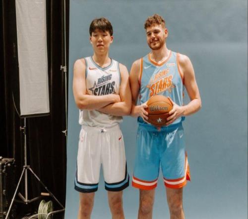 排面麥迪甜瓜新秀更衣室和楊瀚森打招呼,小楊在瓜哥面前靦腆微笑