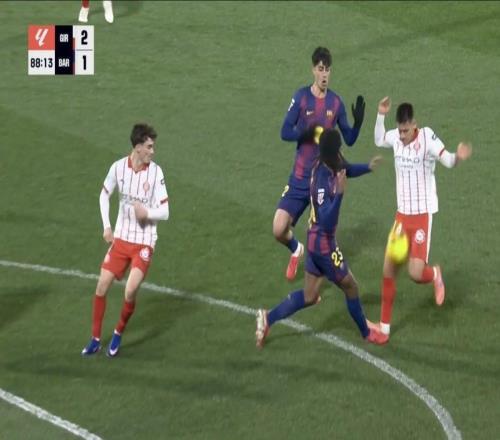 有爭議，赫羅納球員帶球進(jìn)攻踩踏孔德腳踝，進(jìn)球后var無表示