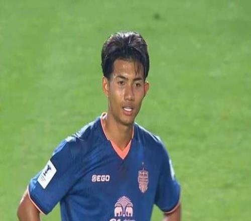 02，申花亞冠僅取得1勝，拉唐紅牌罰下全靠37歲的吳曦?fù)纹疬M(jìn)攻