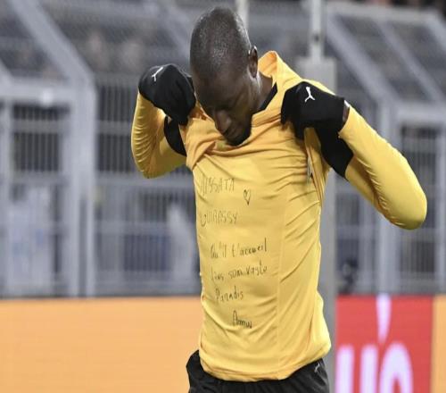 悼念親屬，吉拉西的內(nèi)襯上寫著“愿他在廣闊的天堂里歡迎你”