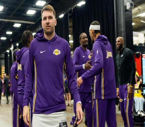 盡管全明星賽前戰(zhàn)績好，但湖人本賽季表現(xiàn)卻比史上大多數(shù)球隊怪異