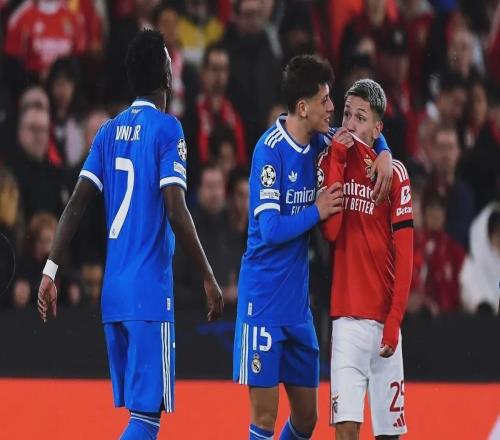 姆巴佩作證！維尼修斯遭“猴子”辱罵穆帥紅牌，伯納烏留懸念！