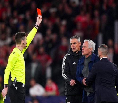 隨著尤文25慘敗+皇馬10本菲卡！歐冠附加賽穆帥紅牌，巴黎逆轉(zhuǎn)