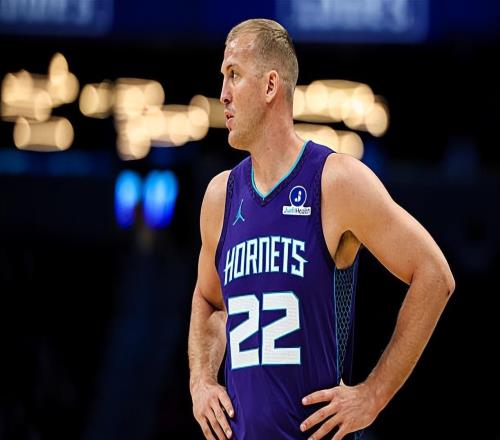 馬刺用十日短合同簽下內(nèi)線老將，他能在球隊(duì)中站穩(wěn)腳跟嗎