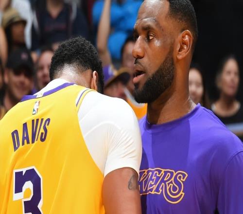 完全不給面子！詹皇過新年打臉高層，點名懷念濃眉，讓東契奇難堪