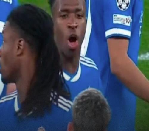 奧萊報(bào)：歐足聯(lián)將調(diào)查維尼修斯遭歧視事件，處罰或?yàn)橹辽?0場(chǎng)禁賽